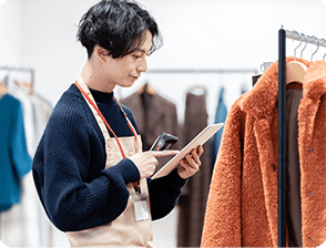 商品を選ぶスタッフ